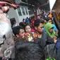 Pemudik memasuki kereta api di Stasiun Senen, Jakarta, Selasa (7/7/2015). Para pemudik mengaku sengaja mudik lebih awal untuk menghindari puncak arus mudik yang diperkirakan akan terjadi pada H-5 Lebaran. (Liputan6.com/Herman Zakharia)