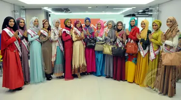 Para finalis Puteri Muslimah Indonesia mengunjungi kantor redaksi Liputan6.com, SCTV Tower, Senayan, Jakarta, Kamis (7/5/2015). Kunjungan tersebut dalam rangkaian menuju Malam Puncak Puteri Muslimah Indonesia. (Liputan6.com/Panji Diksana)