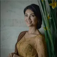 Farah Quinn kenakan kebaya dan kain tenun khas Sumatera Utara. (Sumber: Instagram/tommybandzaphoto)