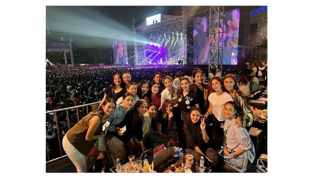 10 Potret Artis Hadir di Konser Sheila On 7 "Tunggu Aku di Jakarta", Seru Banget