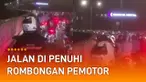 Rombongan pemotor penuhi jalanan hingga bikin macet. Kejadian itu terjadi di Jalan Layang Non Tol (JLNT) Antasari, Jakarta Selatan.