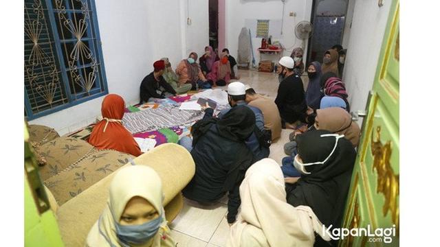 7 Potret Suasana Rumah Duka Omaswati, Penuh Pelayat dan dan Rekan Artis