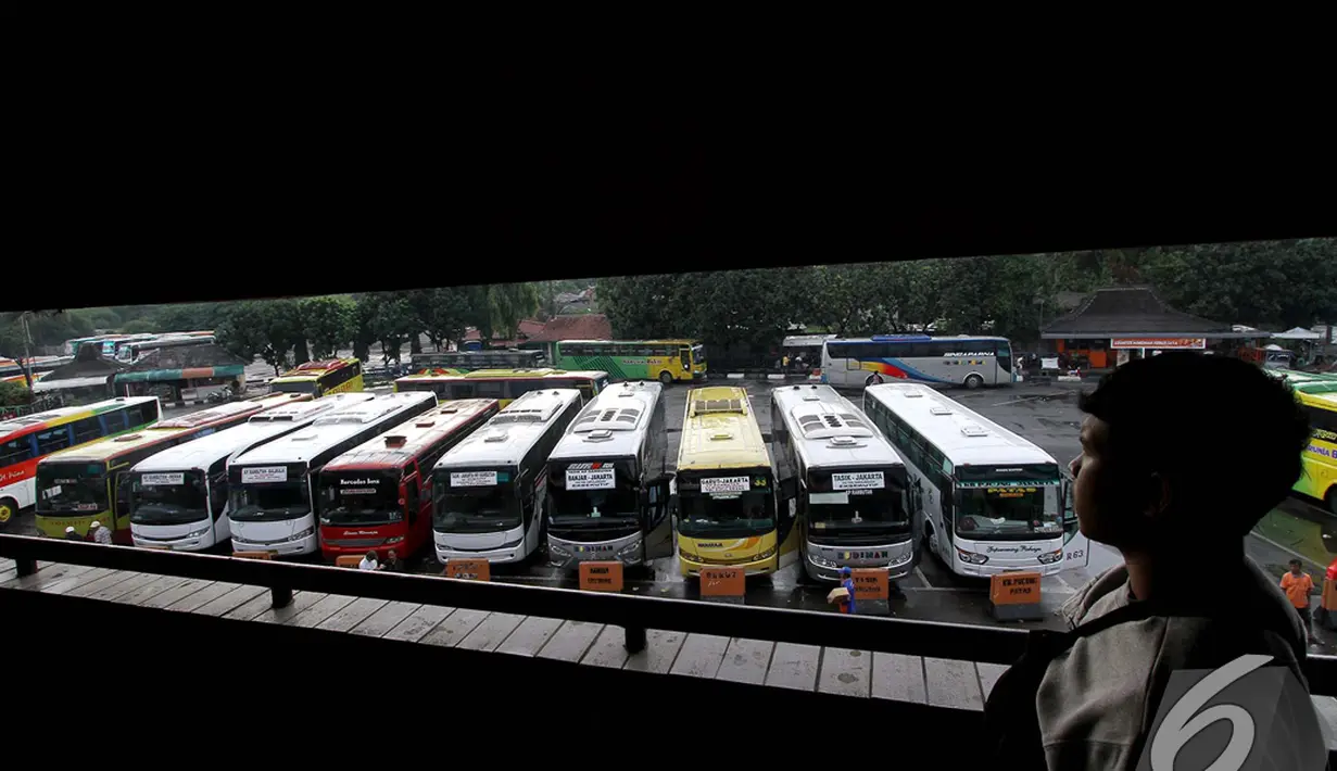 Suasana Terminal Kampung Rambutan menjelang Natal dan Tahun Baru, Jakarta, Senin (8/12/2014). (Liputan6.com/Miftahul Hayat)