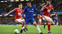 Gelandang Chelsea, Eden Hazard, berusaha melewati gelandang Nottingham Forest, Tom Naylor, pada laga Piala Liga di Stadion Stamford Bridge, London, Rabu (20/9/2017). Chelsea menang 5-1 atas Forest. (AFP/Glyn Kirk)