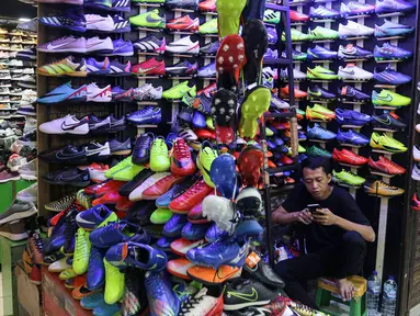Pedagang sepatu menunggu pembeli di kios pasar di wilayah Jakarta Selatan, Rabu (1/11/2023). Kamar Dagang dan Industri (Kadin) Indonesia meminta pemerintah untuk mewaspadai potensi pelemahan daya beli masyarakat di sisa kuartal terakhir tahun ini. (Liputan6.com/Angga Yuniar)