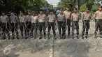Sejumlah aparat kepolisian berjaga di area kementerian pertanian, Jakarta, Selasa (25/4). Dalam Sidang ke 21 kali ini jaksa penuntut umum mendengarkan pembelaan dari Terdakwa Penoda Agama Basuki Tjahaja Purnama alias Ahok. (Liputan6.com/Helmi Afandi)
