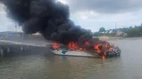 Speeboat Dewa Sebakis Sakti 3 terbakar saat sedang menunggu antrean mengangkut penumpang di Pelabuhan Tarakan, Kalimantan Utara.