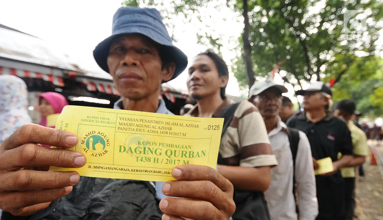 Warga menunjukkan kupon pengambilan daging kurban di sekitar Masjid Al Azhar, Jakarta, Jumat (1/9). Masjid Al Azhar Jakarta memotong dan mendistribusikan ratusan hewan kurban pada Hari Raya Idul Adha 1438 H. (Liputan6.com/Helmi Fithriansyah) 