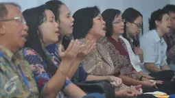 Sejumlah warga berdoa di Gereja Bethel Indonesia Kalijodo, Jakarta, Minggu (28/2/2016). Pemprov DKI Jakarta memberi kesempatan kepada warga Kristiani untuk beribadah sebelum penggusuran yang jatuh pada 29 Februari. (Liputan6.com/Gempur M Surya)