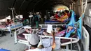 Puluhan pasien korban gempa bumi dan tsunami Palu dirawat di halaman Rumah Sakit Undata, Palu, Sulawesi Tengah, Kamis (4/10). Korban yang menderita luka akibat gempa dirawat dengan tenda terbuka. (Liputan6.com/Fery Pradolo)