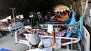 Puluhan pasien korban gempa bumi dan tsunami Palu dirawat di halaman Rumah Sakit Undata, Palu, Sulawesi Tengah, Kamis (4/10). Korban yang menderita luka akibat gempa dirawat dengan tenda terbuka. (Liputan6.com/Fery Pradolo)