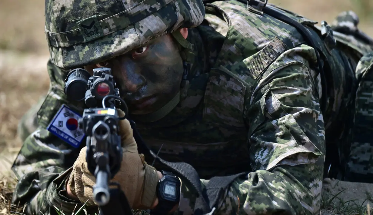 Seorang marinir Korea Selatan mengamankan pantai selama latihan pendaratan amfibi sebagai bagian dari latihan bersama Cobra Gold di pesisir provinsi Chonburi Thailand pada 3 Maret 2023. Korea Selatan telah berpartisipasi dalam latihan operasi penjaga perdamaian tahunan, yang terbesar di kawasan Asia-Pasifik, sejak tahun 2002, dan menjadi anggota penuh pada tahun 2010. (AFP/Lillian Suwanrumpha)
