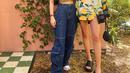 Cami Mendes dan Zoey Deutch dalam koleksi H&M lewat set kemeja dan skort plus tank top dan jeans cargo (Foto: Instagram @camimendes @zoeydeutch)