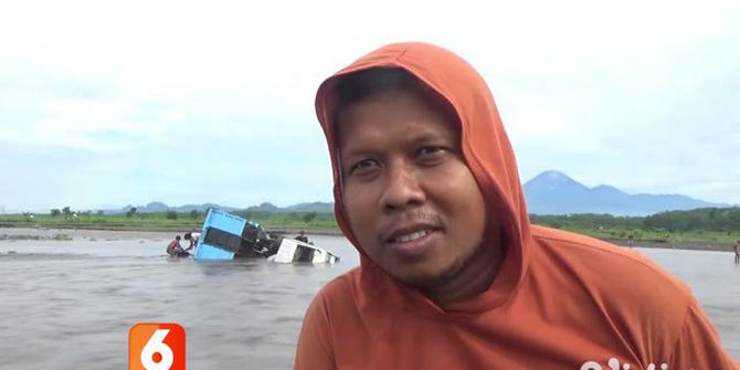 VIDEO: Dua Truk Terseret Banjir Lahar Dingin Gunung Semeru