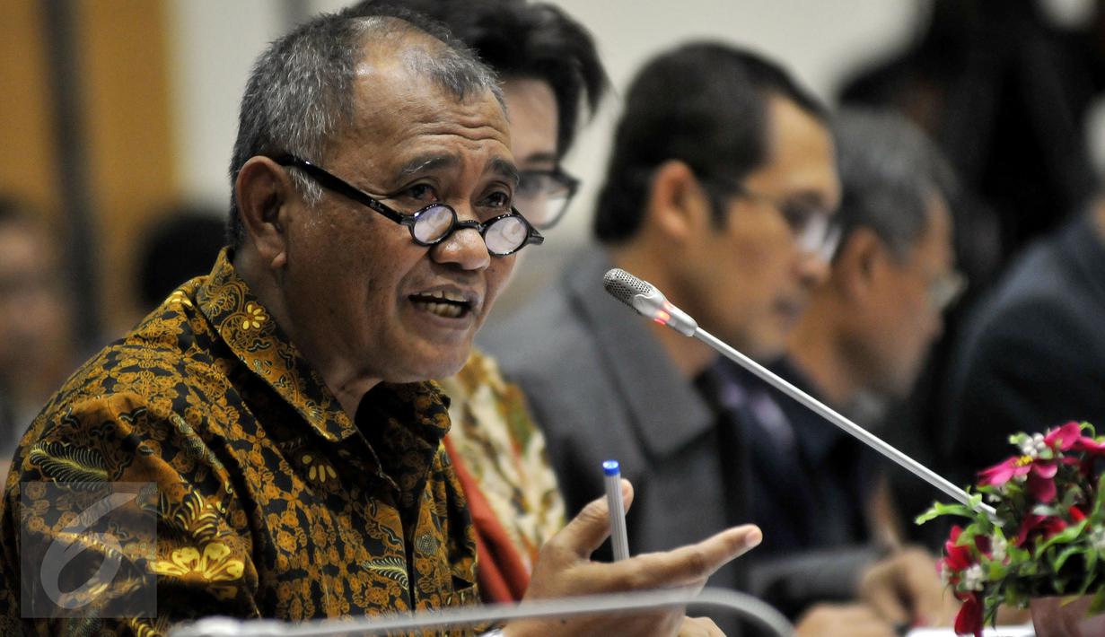 Ketua KPK Agus Rahardjo memberi jawaban saat RDP dengan Komisi III DPR RI di Gedung Nusantara II, Komplek Parlemen Senayan, Jakarta, Selasa (14/6). Rapat membahas kinerja lembaga anti surah tersebut dalam pemberantasan korupsi. (Liputan6.com/Johan Tallo)