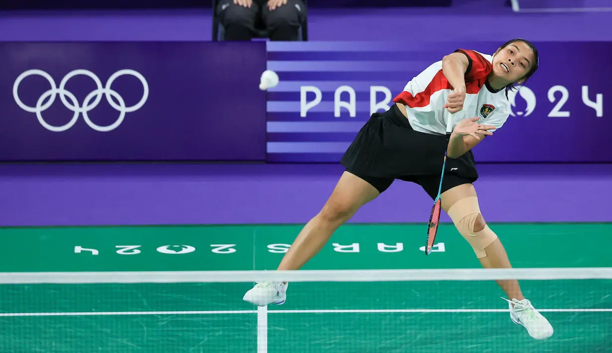 <p>Pebulutangkis Indonesia, Gregoria Mariska Tunjung melepaskan smes saat menghadapi wakil Republik Ceska, Tereza Svabikova pada laga terakhir Grup G nomor tunggal putri cabor bulutangkis Olimpiade Paris 2024 di Porte de la Chapelle Arena, Paris, Rabu (31/7/2024). Gregoria Mariska Tunjung menang straight-game 21-12, 21-18. (Dok. NOC Indonesia/Naif Muhammad Al'as)</p>