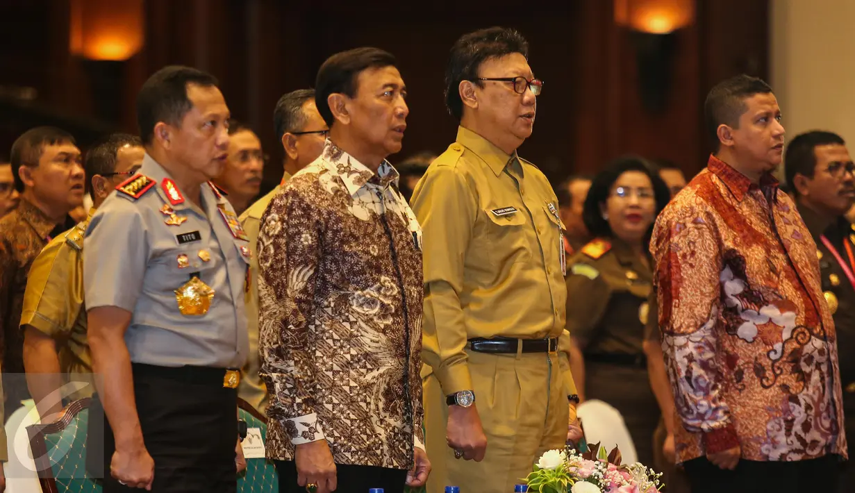 (ki-ka) Kapolri Tito Karnavian, Menko Polhukam Wiranto, Mendagri Tjahjo Kumolo dan ketua Bawaslu Muhammad saat menghadiri Rapat Koordinasi Pilkada Serentak 2017, Jakarta, Selasa (31/1). (Liputan6.com/Faizal Fanani)