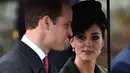 Kate Middleton bersama sang suami Pangeran William usai mengikuti Misa Natal bersama keluarga kerajaan di Gereja St. Mary Magdalene di Sandringham, Inggris, (25/12/2015). (AFP/BEN STANSALL)