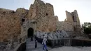 Sejumlah wisatawan mengunjungi Kastil Ajloun yang bersejarah di Ajloun, sekitar 73 km sebelah utara Kota Amman, Yordania, pada 19 Juli 2020. Kastil Ajloun adalah kastil abad ke-12 yang terletak di Yordania barat laut. (Xinhua/Mohammad Abu Ghosh)