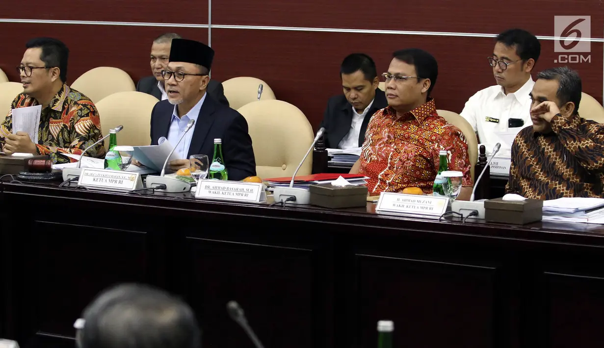 Ketua MPR Zulkifli Hasan (kedua kiri) serta Wakil Pimpinan MPR Mahyudin (kiri), Ahmad Basarah (kedua kanan), Ahmad Muzani (kanan) saat memimpin rapat gabungan di Kompleks Parlemen, Jakarta, Senin (23/9/2019). Ini merupakan rapat terakhir kepemimpinan MPR periode 2014-2019. (Liputan6.com/JohanTallo)