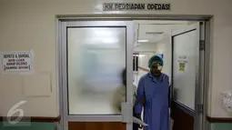 Seorang pasien keluar dari ruangan untuk melakukan penanganan selanjutnya di Rumah Sakit Pusat Angkatan Darat (RSPAD) Gatot Subroto, Rabu (29/7/2015). Seratus warga kurang mampu mengikuti pengobatan dan operasi katarak gratis.(Liputan6.com/Faizal Fanani)