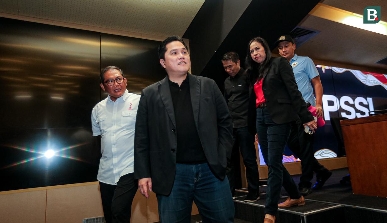 Ketua Umum PSSI, Erick Thohir (depan) bersama Ketua Badan Tim Nasional (BTN) Sumardji (kiri), Exco PSSI Yunus Nusi (ketiga kiri), Exco PSSI Vivin Cahyani, Manajer Timnas Indonesia Putri Galih Dimuntur Kartasasmita meninggalkan konferensi pers mengenai perkembangan Timnas Indonesia Putri yang berlangsung di Stadion Utama Gelora Bung Karno (SUGBK), Senayan, Jakarta, Sabtu (21/09/2024). (Bola.com/Bagaskara Lazuardi)