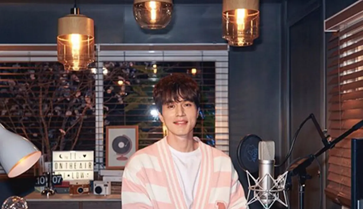 Wajah tampan Lee Dong Wook sangat menyejukan hati wanita yang melihatnya. Terlebih dengan tatanan rambutnya yang memilih gaya poni depan. Tampilan casual sporty juga tampak saat ia mengenakan sneakersnya. (Instagram/leedongwook_official)