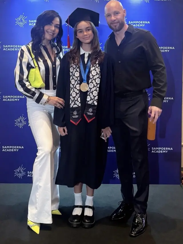 10 Gaya Modis Artis Dampingi Anak Wisuda, Dewi Perssik Tampil Anggun Bergaun Panjang hingga Diah Permatasari Bergaya Ibu Sosialita