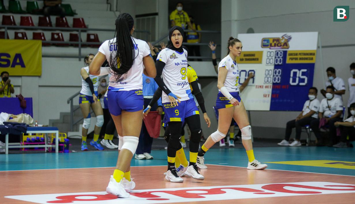 Yolana Betha Pangestika merupakan setter cerdik yang kerap kali menyusahkan lawan-lawan Bandung Bjb Tandamata. Sempat kalah bersaing dengan Annisa Siti Rahmawati yang pada musim reguler dan babak final four, ia akhirnya mampu membuktikan kemampuannya di partai final. (Bola.com/Bagaskara Lazuardi)