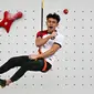 Atlet panjat tebing Indonesia, Veddriq Leonardo merayakan kemenangan pada babak final cabang olahraga pajat tebing nomor speed Olimpiade Paris 2024 di Le Bourget Sport Climbing Venue, Paris, Prancis, Kamis (08/08/2024). (AFP/Fabrice Coffriri)