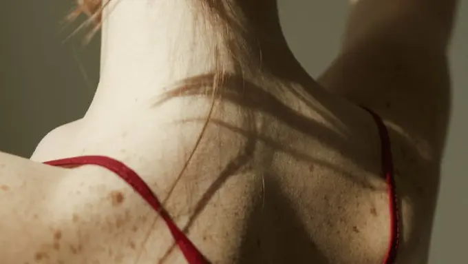 4 Kebiasaan Penting untuk Menghilangkan Jerawat Punggung dan Bekasnya