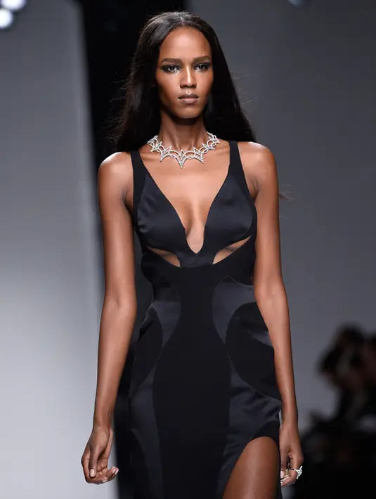 Model cantik, Joan Smalls berlenggang di atas catwalk memamerkan busana koleksi Atelier Versace dalam rangkaian Paris Haute Couture Fashion Week Spring-Summer 2016 di Paris, Minggu (24/1). (AFP PHOTO / Miguel Medina)