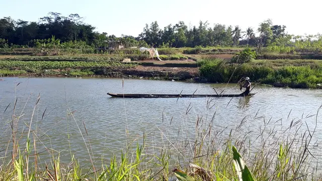 Seorang nelayan menghela sampan kayu di aliran sungai Cibeureum, Sidareja, Cilacap. (Foto: Liputan6.com/Muhamad Ridlo)