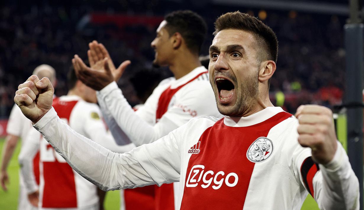 Dusan Tadic. Sayap kiri Serbia berusia 33 tahun ini didatangkan Erik Ten Hag dari Southampton pada awal musim 2018/2019 dengan nilai transfer 13,70 juta euro. Hingga kini ia telah tampil dalam 189 laga untuk Ajax Amsterdam dengan torehan 91 gol dan 89 assist. (AFP/ANP/Maurice van Steen)