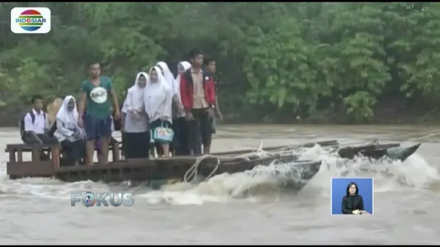 Terisolasi Akibat Banjir, Begini Cara Siswa di Sumbar Menuntut Ilmu