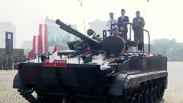 Momen Jokowi Naik Tank, Cek Kesiapan Pasukan di HUT ke-78 TNI