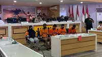 Para tersangka tindak pidana perdagangan orang (TPPO) diamankan di Polda Jatim. (Dian Kurniawan/Liputan6.com)