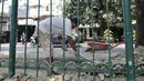 Pekerja menyelesaikan pembangunan Taman Maju Bersama di Taman Gorontalo, Tanjung Priok, Jakarta, Senin (19/8/2019). Gubernur DKI Jakarta Anies Baswedan menargetkan pembangunan 53 Taman Maju Bersama yang tersebar di Jakarta rampung pada Desember 2019. (merdeka.com/Iqbal Nugroho)