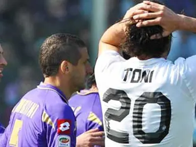 Kekecewaan striker Juventus Luca Toni (kanan) setelah gagal mencetak gol ke gawang Fiorentina dalam lanjutan Serie A di Artemio Franchi, 17 April 2011. Skor 0-0. AFP PHOTO / ANDREAS SOLARO