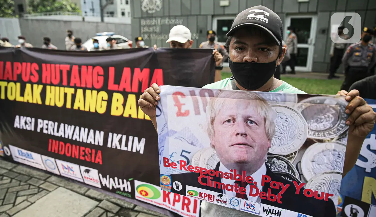 Aktivis melakukan aksi protes ketidakadilan iklim di depan Kedubes Inggris, Jakarta, Rabu (3/11/2021). Pendanaan iklim tersebut merupakan kewajiban sebagian besar negara anggota G20 berdasarkan andilnya dalan emisi historis. (Liputan6.com/Faizal Fanani)
