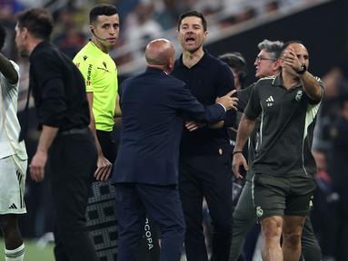 Pemain Real Madrid, Vinicius Jr dan pelatih Athletico Madrid, Diego Simeone terlibat adu mulut dalam laga semifinal Piala Super Spanyol di Stadion King Abdullah Sports City, Jeddah, Arab Saudi, Jumat (9/1) dini hari WIB. (AFP/Fadel Senna)