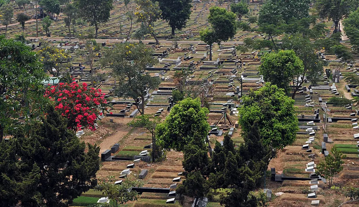 Area pemakaman di Tempat Pemakaman Umum Karet Bivak, Jakarta Selatan, Senin (13/10/14). (Liputan6.com/Johan Tallo) 
