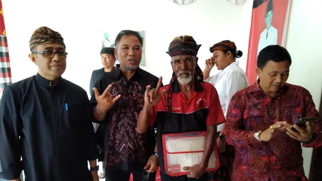 Mbah Kirman bersama kader PDIP Bali di Kantor DPD PDIP Bali