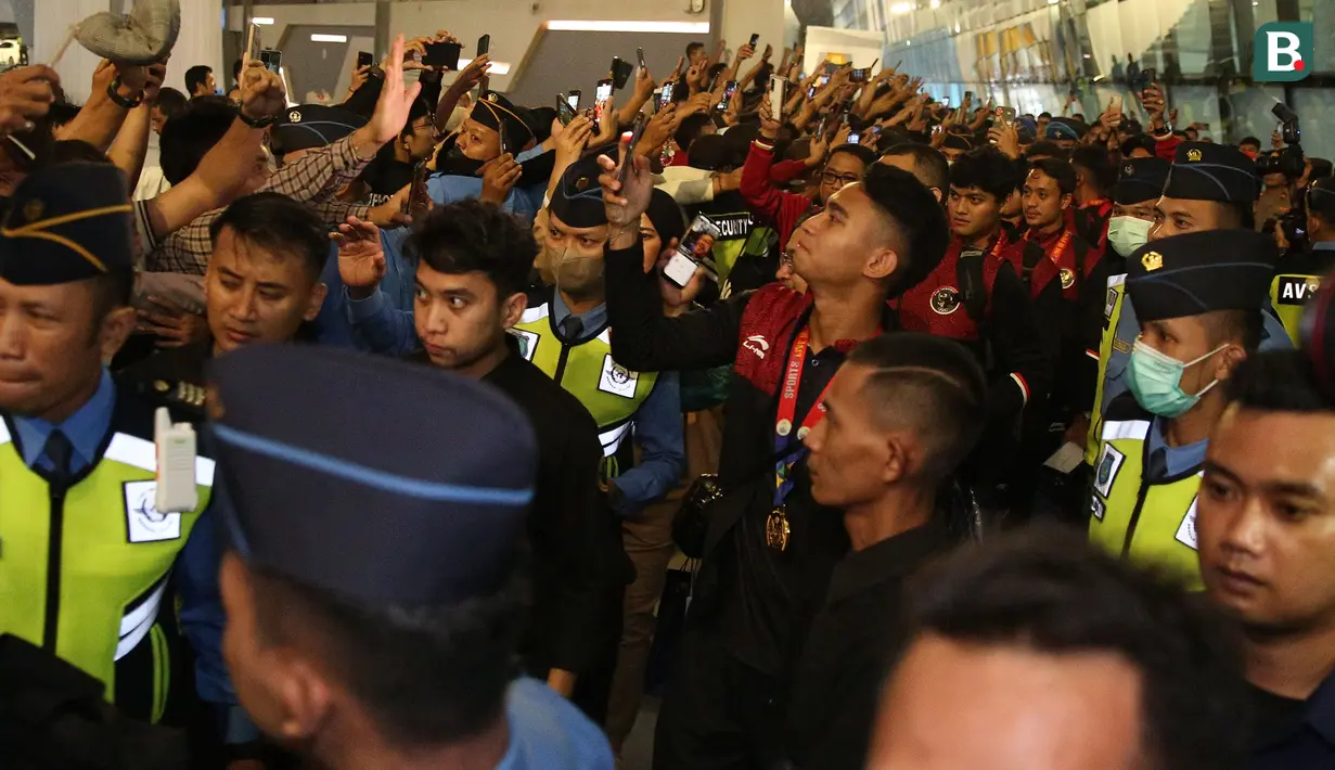 Marselino Ferdinan bersama skuad Timnas Indonesia U-22 tiba di Terminal 3 Kedatangan Bandara Soekarno Hatta, Cengkareng, Kamis (18/5/2023) malam WIB dalam acara penyambutan Kontingen Indonesia setelah berhasil meraih medali emas cabor sepak bola SEA Games 2023. (Bola.com/Bagaskara Lazuardi)