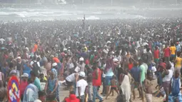 Pengunjung memadati pantai saat menikmati liburan awal Tahun Baru 2017 di sebuah pantai di Durban, Afrika Selatan (1/1). (REUTERS/Rogan Ward)