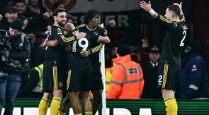 Bek Manchester United, Patrick Dorgu, berselebrasi bersama rekan-rekan setimnya pada lanjutan Liga Inggris 2025/2026 di Stadion Emirates, Minggu (25/1/2026). (Ben Standsall/AFP)