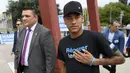 Bintang Paris Saint-Germain, Neymar Jr, menyapa penggemarnya usai menghadiri konferensi pers di Kantor PBB, Jenewa, (15/8/2017). Neymar Jr akan fokus membantu penyandang disabilitas dan terpuruk dalam kemiskinan. (AP/Laurent Gillieron)