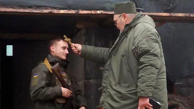 Peringati Natal, Seniman Hibur Tentara Ukraina di Garis Depan Pertempuran