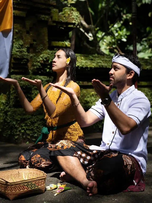 7 Potret Anya Geraldine Jalani Ritual Melukat, Mengaku Nyaman dan Damai