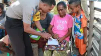 Dengan peralatan seadanya, aksi polisi membebaskan warga eks Timtim dari buta aksara mulai membuahkan hasil. (Liputan6.com/Ola Keda)